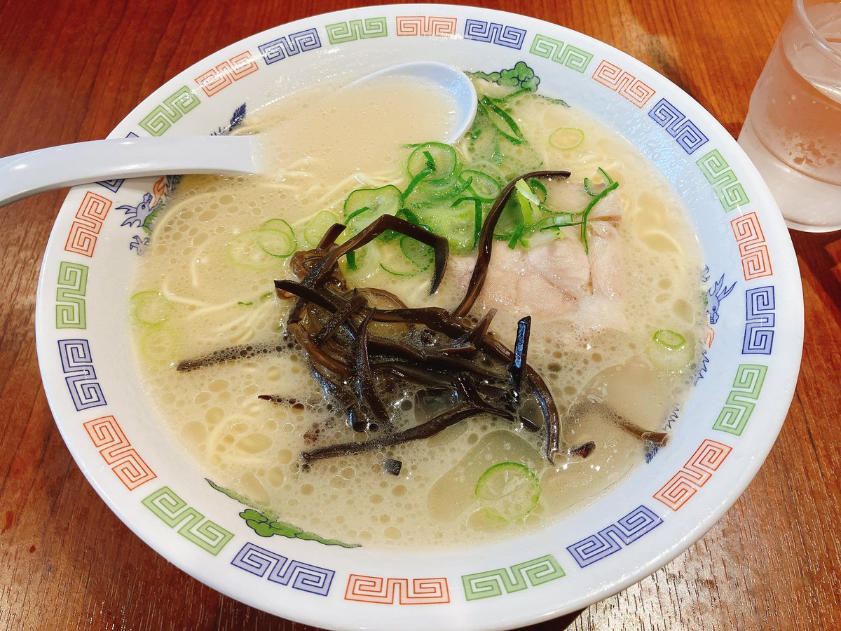 現在福岡出張中です。
今日の食事…
朝、明太子フランス
昼、資さんうどん（めかぶともずく）
夜とんこつラーメン（290円！）

仕事の関係でお昼が15:00過ぎだったのでこんなメニューになりました

#資さんうどん
#博多ラーメンはかたや