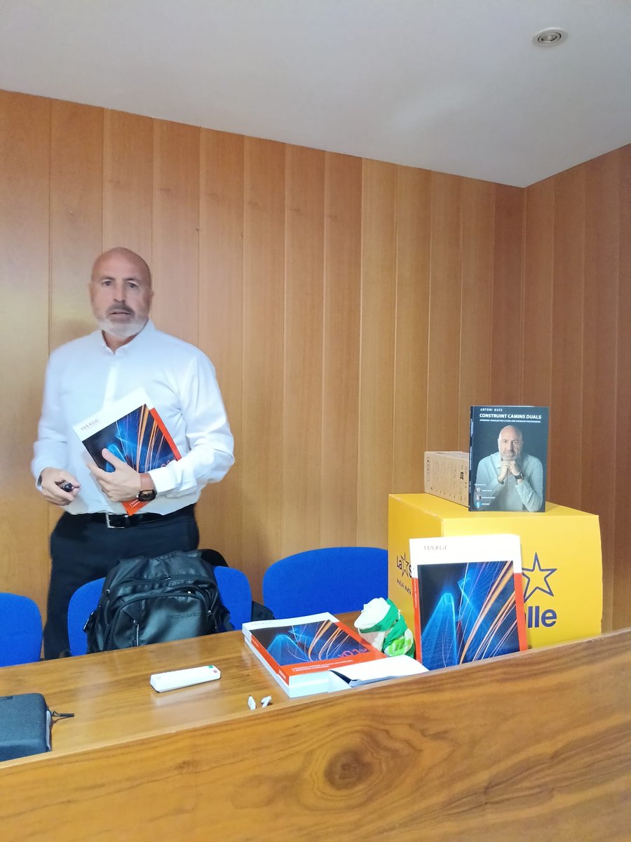 antoni_ruiz_'s tweet image. Avui a La Salle Mollerussa @SalleMollerussa amb el Gremi d’Instal·ladors de Lleida i MAXGE @Retelec_es 

Parlant amb futurs professionals sobre oportunitats reals del sector 🔌🤖

👉 L’ofici té futur
👉 La FP és clau
📖 Més al blog

#FP #Oficis #Talent #Industria #Lleida