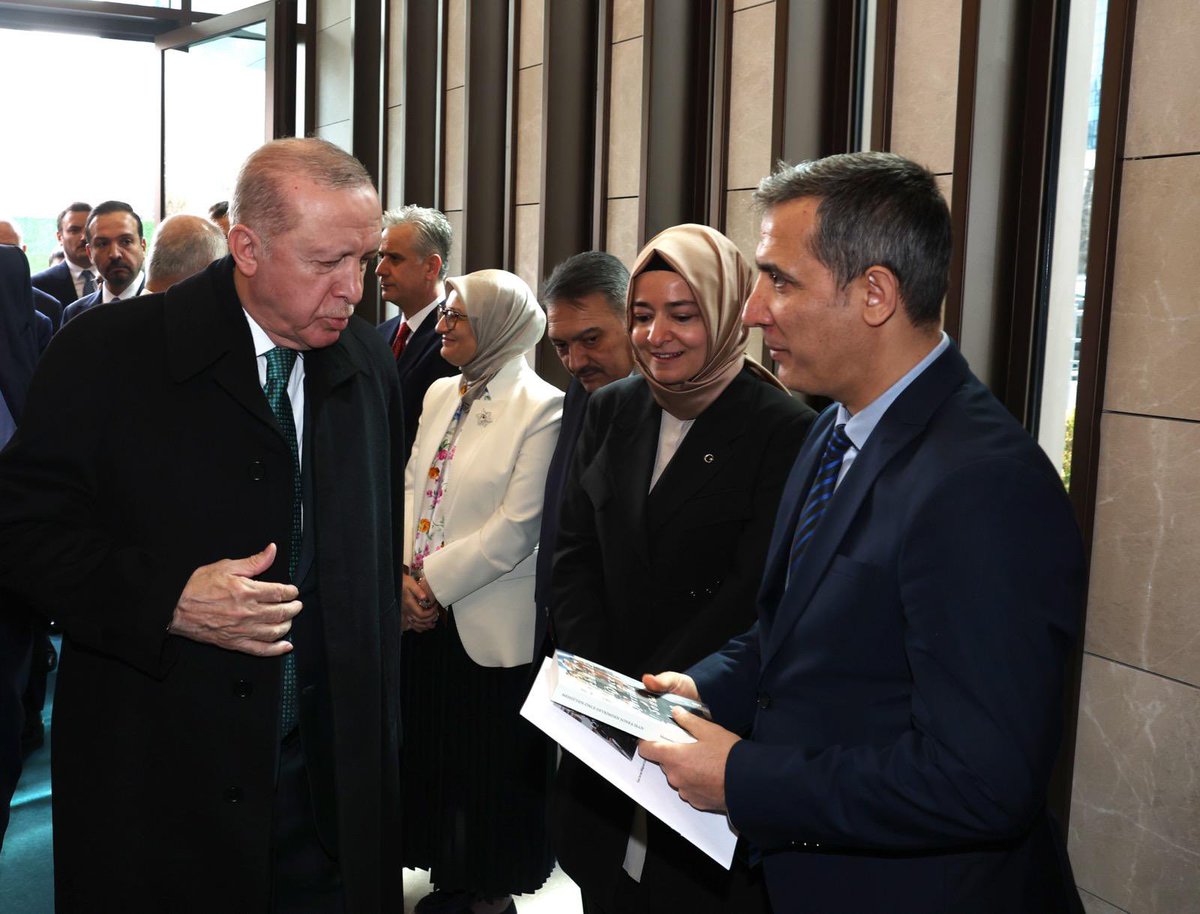 Sayın Cumhurbaşkanımız Recep Tayyip Erdoğan’a “Mehdi’den Önce Devrimden Sonra İran” başlıklı kitabımı takdim etme imkânı buldum. Kıymetli ilgileri için şükranlarımı arz ederim.