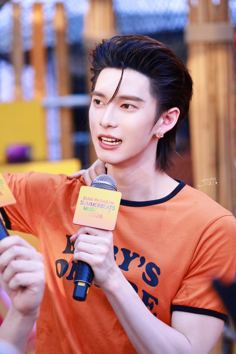 曼谷的夏天

洒下橘色温柔 🌼

— ‘ If a miracle has a color, it would be orange. ’

<a href="/ppoohkt/">Pooh</a>   ੯‧̀͡⬮\    #ppoohkt
#PooHHooPers

#SiamParagonxPoohPavel