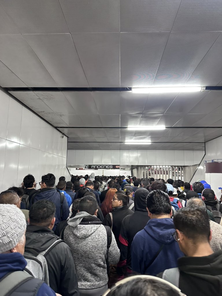 pachequin85's tweet photo. @MetroCDMX Así las escaleras de Pantitlan https://t.co/CI29zkSQVp