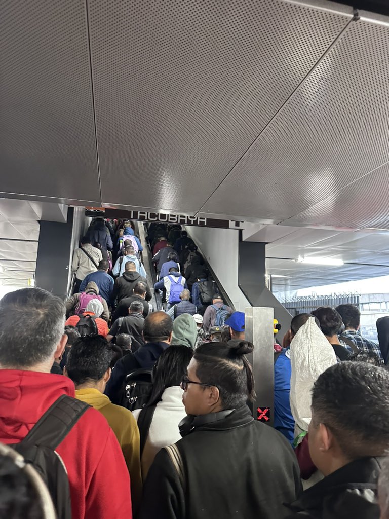 pachequin85's tweet photo. @MetroCDMX Así las escaleras de Pantitlan https://t.co/CI29zkSQVp
