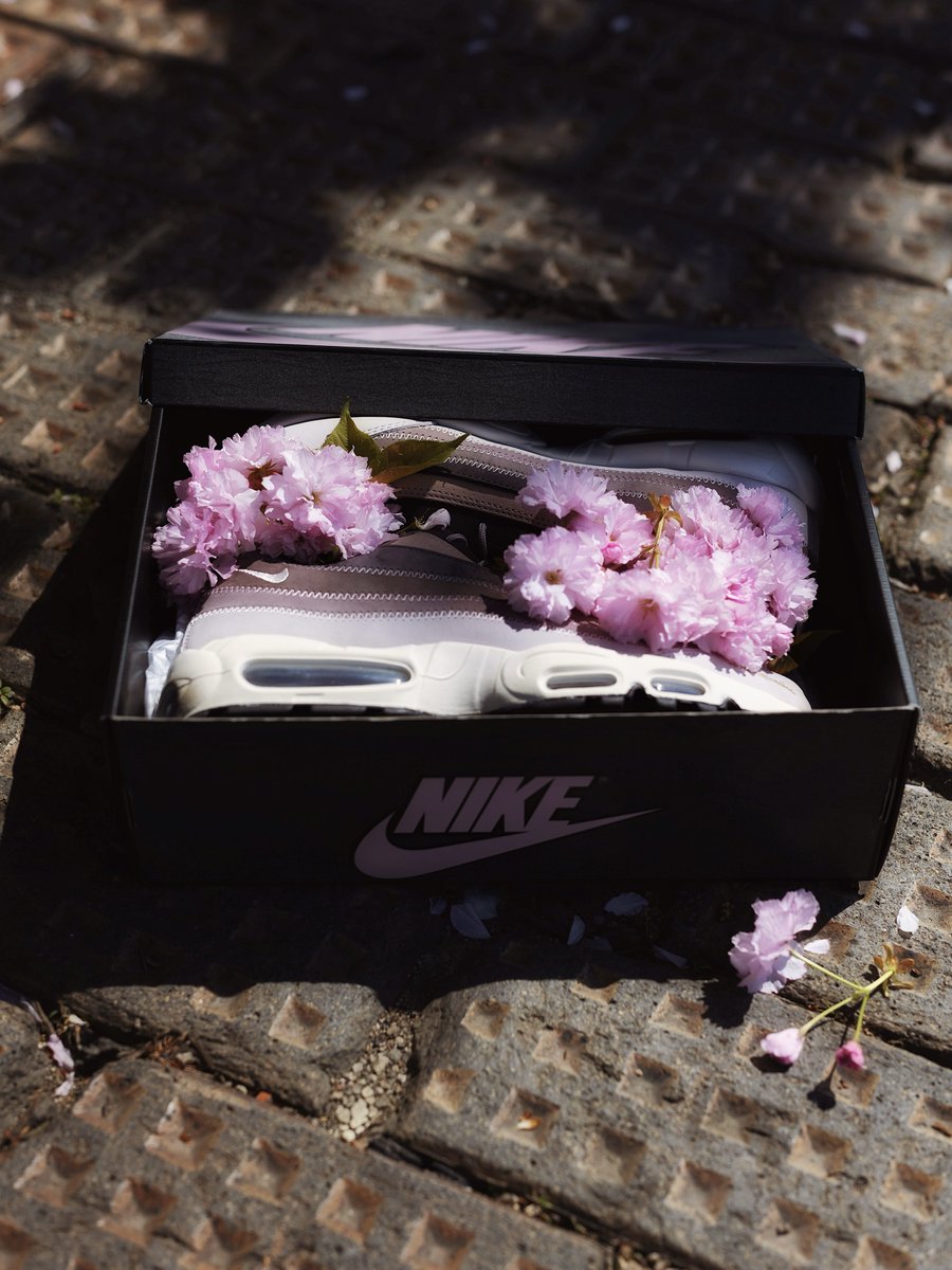 opticrendition's tweet photo. Spring 🌸
A Ma Maniere x Nike Airmax 95 Diffused Taupe/Phantom
#airmax95 #amamaniere #nike https://t.co/speXgUmV5t