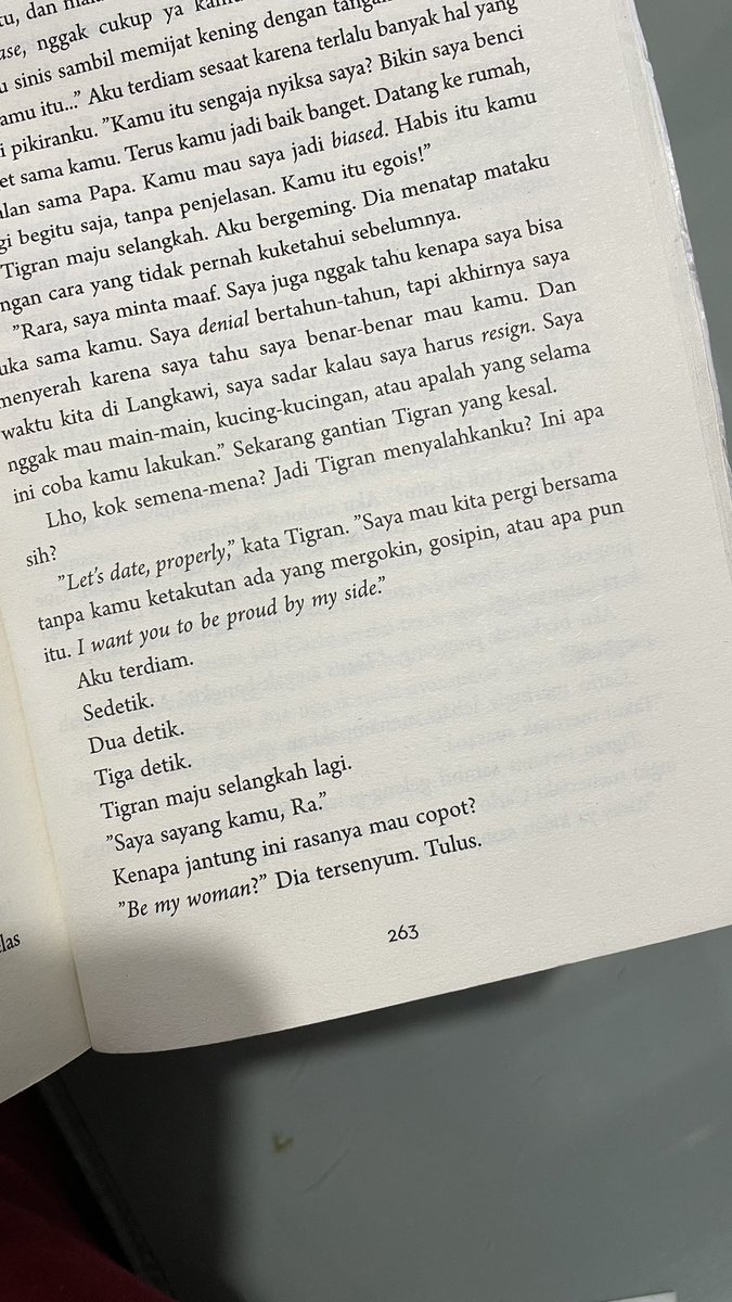 miracle_avi's tweet photo. Resign - Almira Bastari

#BukuAyin

Jujur aku baca ini with zero expectation….. aku kira yg bakal di highlight tuh kisah cungpret mau resignnya. Ternyata arahnya ke office romance🤣 https://t.co/GblpcPJE3I