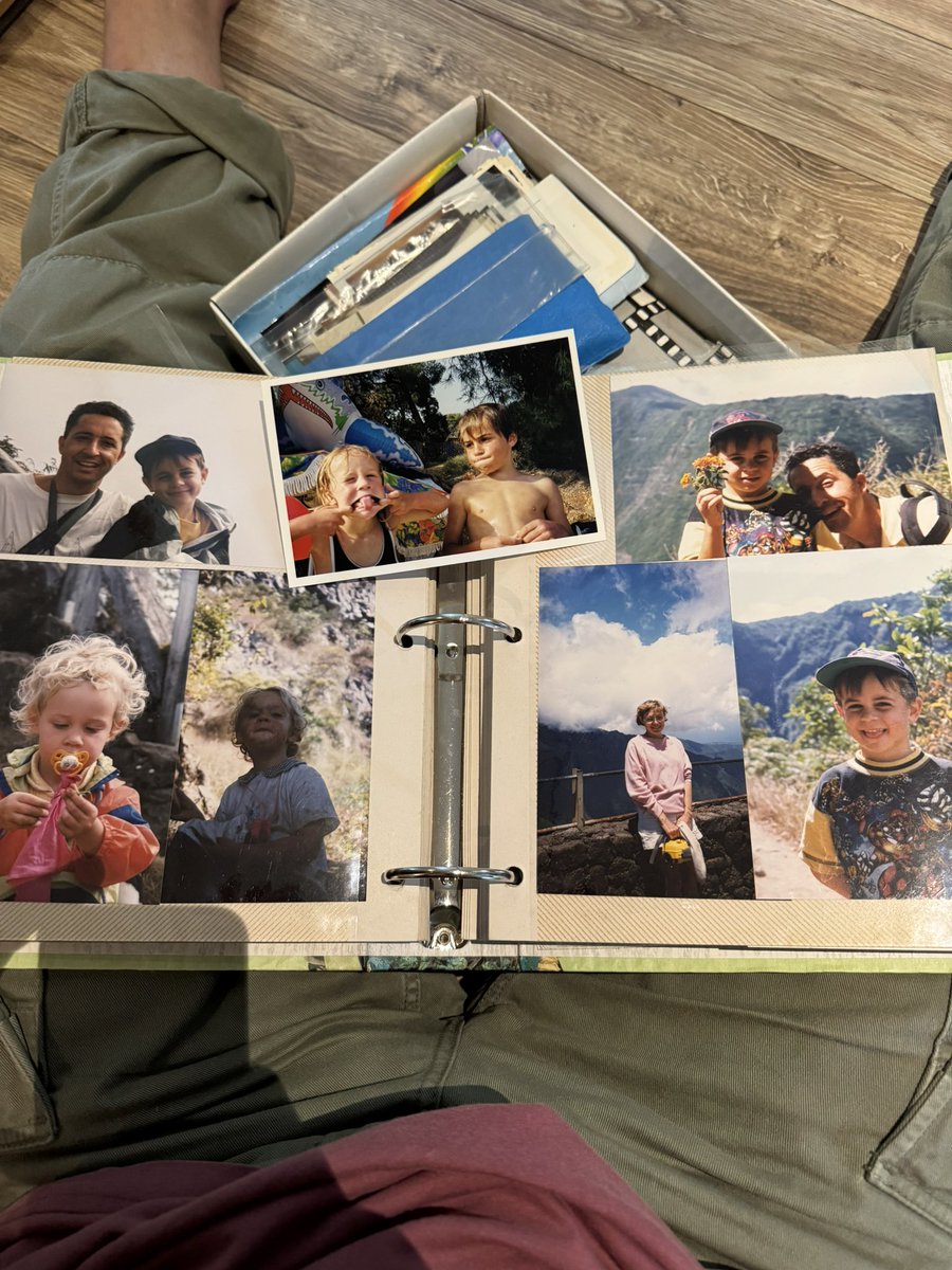 marclou's tweet image. Day 1 of doing nothing 🤗

I went for a zone 2 run this morning with my cousin @matthieumatical 

And this afternoon I looked through old family photos with my parents. My brain couldn’t stop thinking there should be a SaaS that turns them into videos and sells them as Christmas