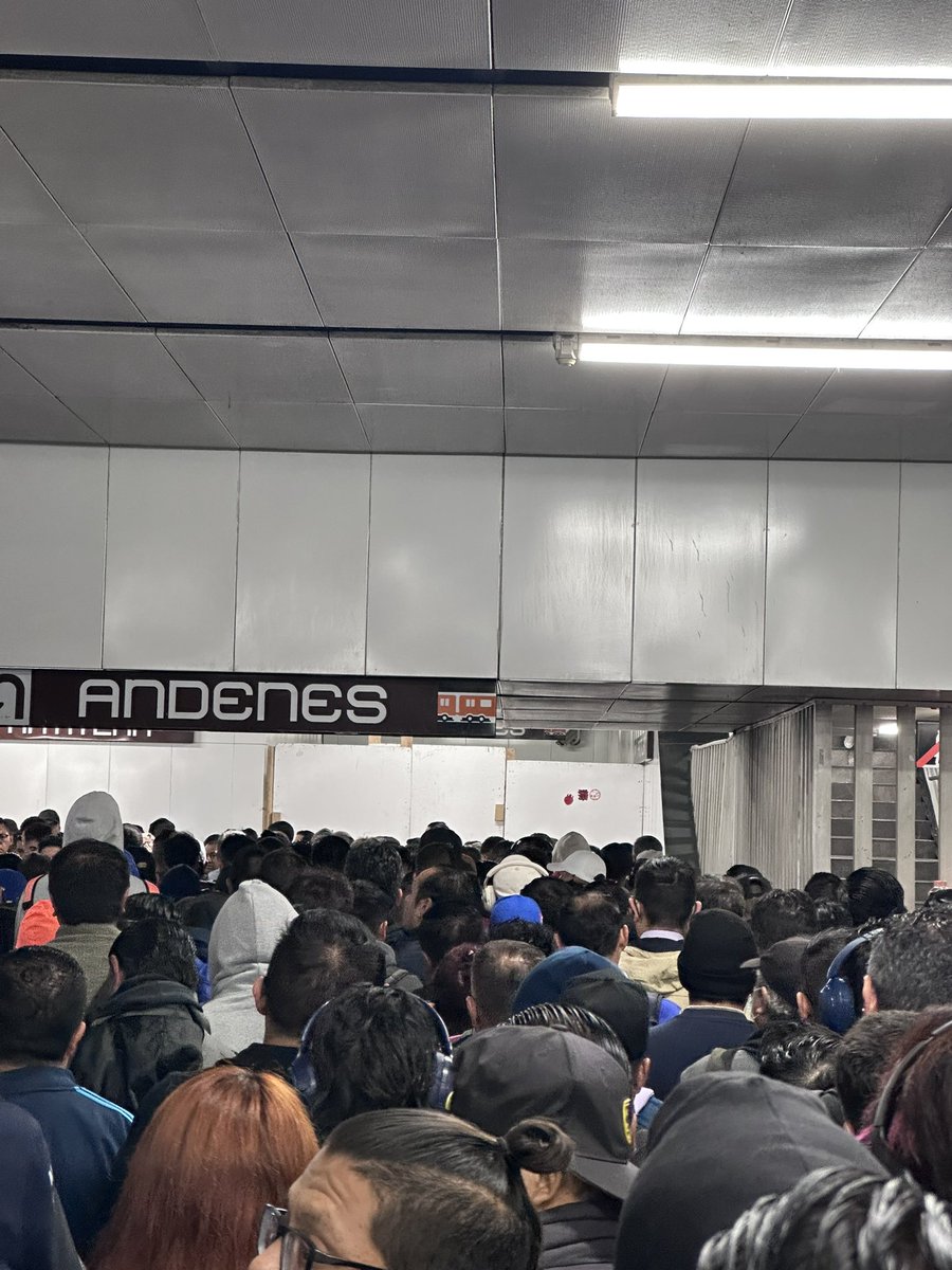 pachequin85's tweet photo. @MetroCDMX  más de una semana tienen las escaleras bloqueadas según por mantenimiento…  y las escaleras eléctricas ya no sirven. Mas de 5 minutos tarda uno para poder avanzar. @AdrianRubalcava y no pasan de las 7am y son vacaciones. https://t.co/xlOf9T6nRB