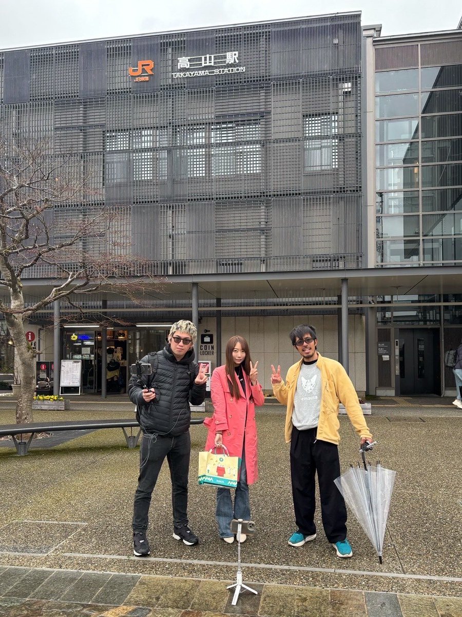 shimitchan's tweet photo. 富山に来てくれたぜんかちゃん、すぺしゃるえま、えまマミーと！

みんなで世界一美しいスタバ行って、そのまま高山駅に行きました。 https://t.co/VoxNzQV8lq
