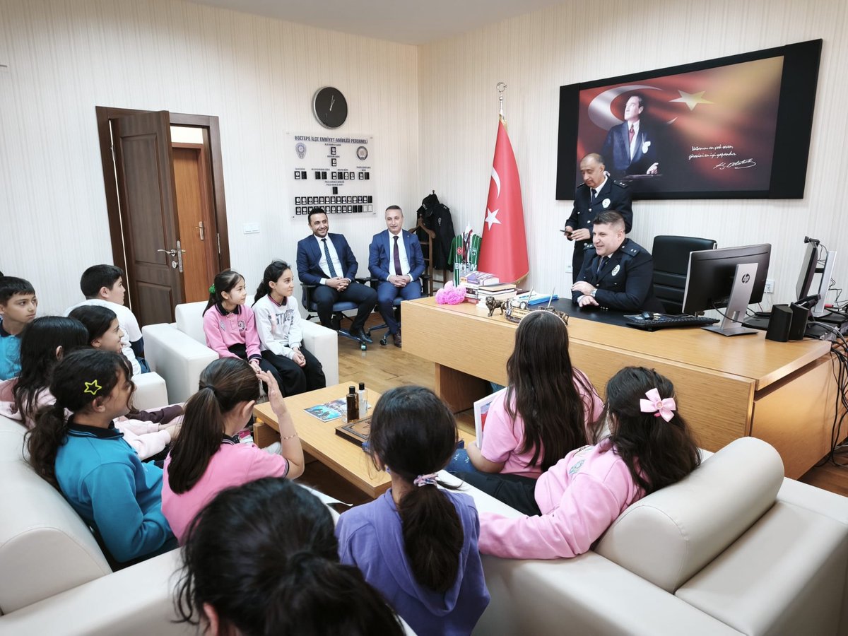 BoztepeIlce's tweet photo. Polis Haftası münasebetiyle; İlçe Emniyet Amirliğine; Müdürümüz Bülent GÜZEL başkanlığında ve Okul Müdürü Sinan BOZTEPE koordinesinde, ilkokul öğrencilerimizin katılımıyla  anlamlı bir ziyaret gerçekleştirildi.
@KirsehirMEM https://t.co/pe6LsC3QRc