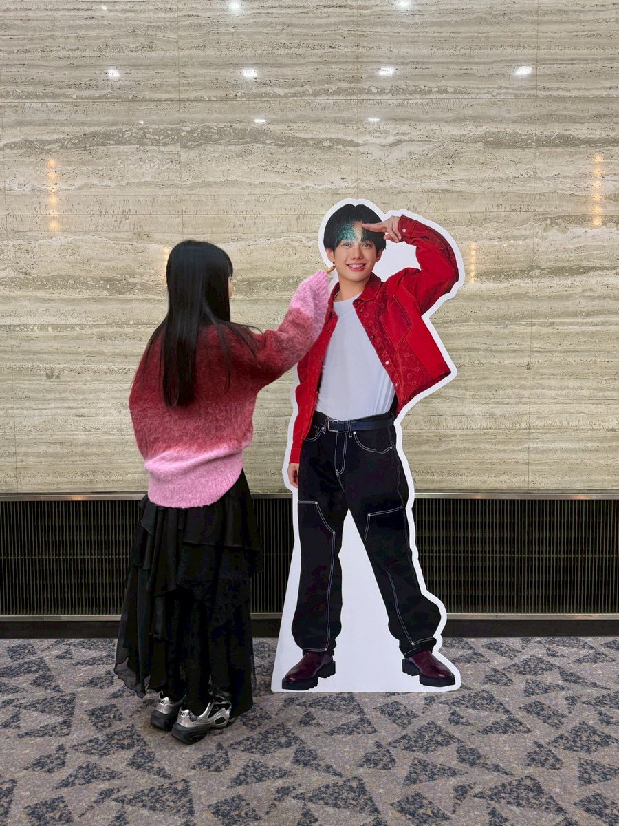 hiberry728's tweet photo. @0 
1回3万くらいの髪が傷みにくい縮毛矯正かけて
リファのドライヤー、ヘアビューロン、シルクの枕カバー、オルビスのヘアミルクをドライヤーの前後に塗る、なるべく高温でアイロンしない

映えられないオタクなので、ポーズがダサいのは無視してください https://t.co/yH89vOaLcM