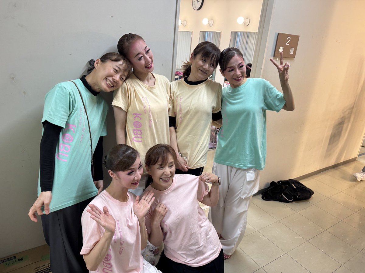 serika0614's tweet photo. ボーカル講師させていただいてる、スタジオBe Mineの発表会。。
赤ちゃんのようなちびっ子から、主婦方、プロで活躍する人、OSKのOG生も。。皆さんキラキラで、がんばりました！
発表会のTシャツ。。それぞれのカラーですが、私は、恋羽ちゃんとお揃いのピンクをいただきました😊
#大咲せり花 https://t.co/iOEpYNK5d1