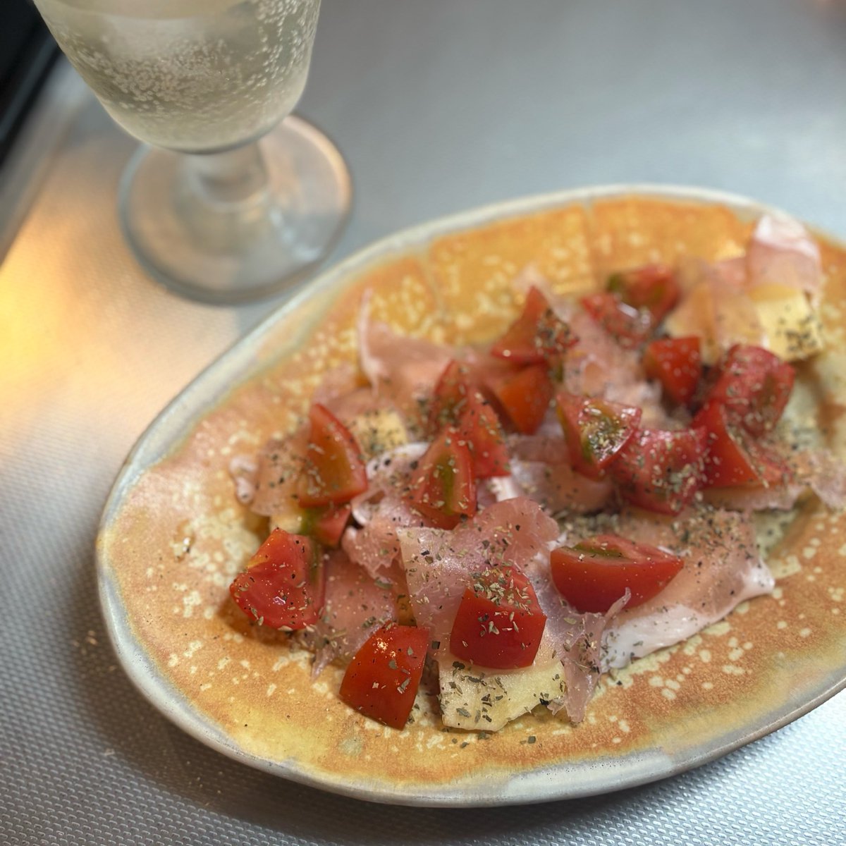 夕飯出来上がるまで待てないので、キッチンで
神戸のイコロさんで見つけた素敵なオーバル皿にリンゴと糸満産のトマトと生ハム