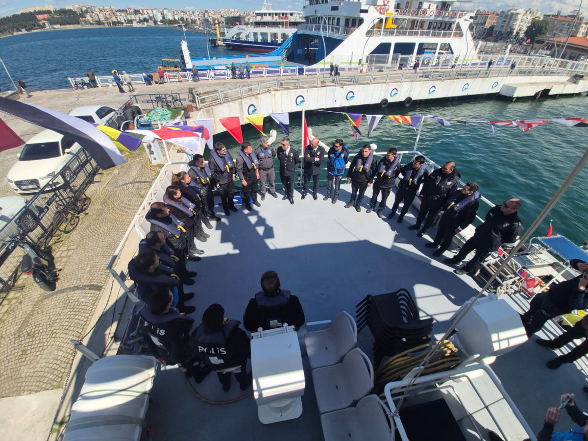 DenizPem's tweet photo. Törenden sonra Çanakkale Valimiz Sn. Ömer TORAMAN ziyaret edilmiş, Eğitim Gemimiz ve Eğitim Merkezi Müdürlüğümüz personeli ile bayramlaşma gerçekleştirilmiştir.@CanakkaleGovTr @korumadb @Emniyetckale https://t.co/FTLzE6qXKk