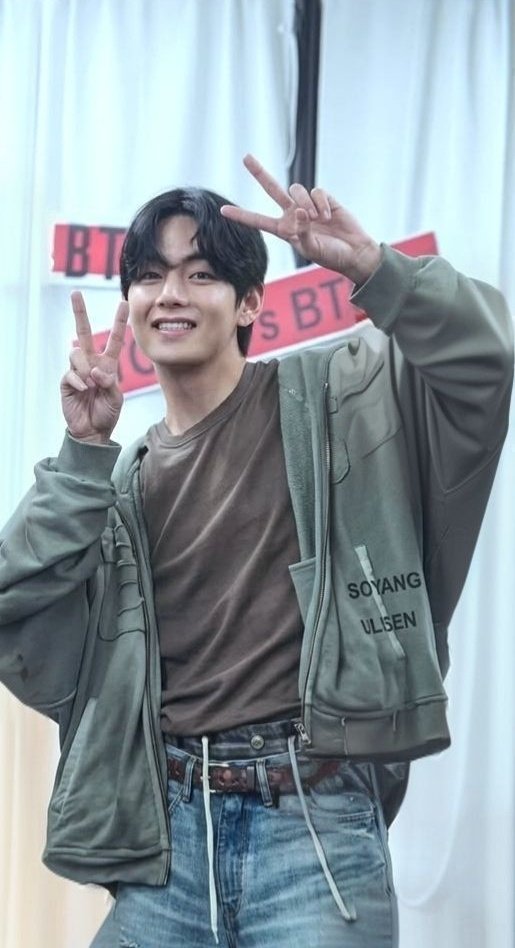 Kim Taehyung (BTS) tweet media