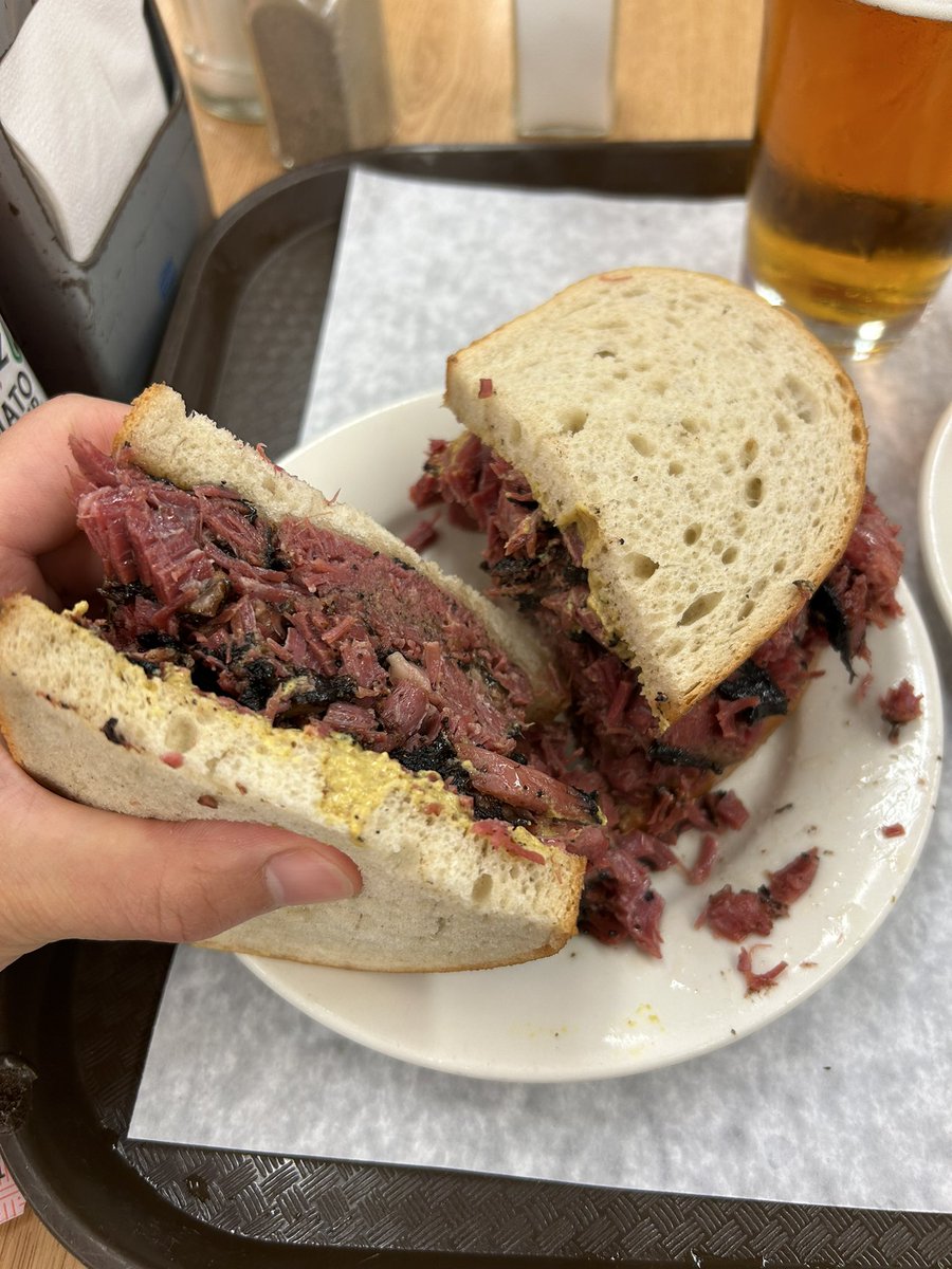 pluseose's tweet photo. 最近アメリカのBBQが話題になっているが、自分にとってのアメリカの肉の思い出はこのパストラミサンド
見た目通り肉肉しいが、極めてしっとり柔らかジューシー
そして写真からも分かるようにパンに挟まれている肉の量が半端なく、大量のパストラミを頬張りIPAで流し込むのはまさに背徳的幸福だった https://t.co/k3hHpZhz7b