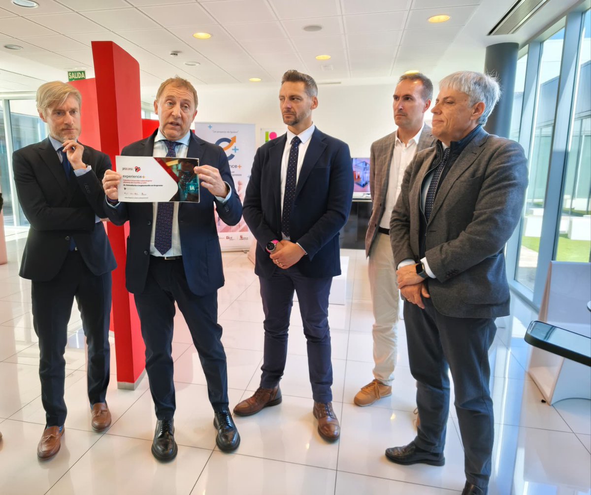 Educar06Diego's tweet photo. 📂 Acompaño al gerente de @empleocyl en su visita a @proconsi, donde seis jóvenes se forman con el programa #ExperiencePlus, con la colaboración del #FULDEFE de @unileon. La @jcyl apuesta por el empleo cualificado joven en sectores estratégicos, combinando formación y práctica. https://t.co/mGpRbjWy3F