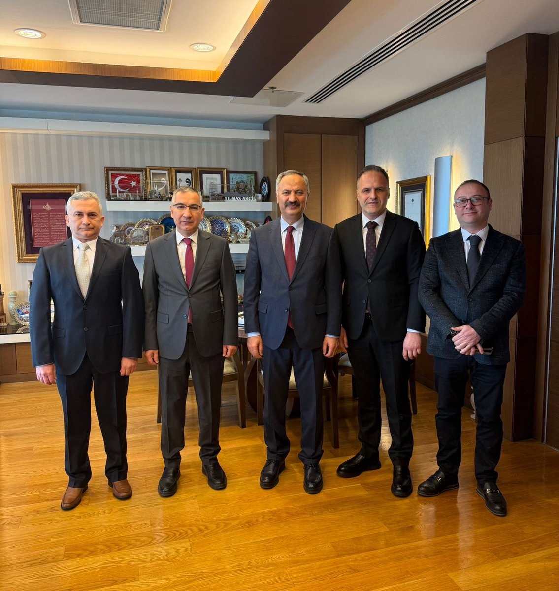 htlgince's tweet photo. Anayasa Mahkemesi Üyesi
Sayın Yılmaz AKÇİL’i ziyaret ettik
Sayın Başkanıma hoş sohbeti ve misafirperverliği için teşekkür ederim https://t.co/2vQIOgNeMk