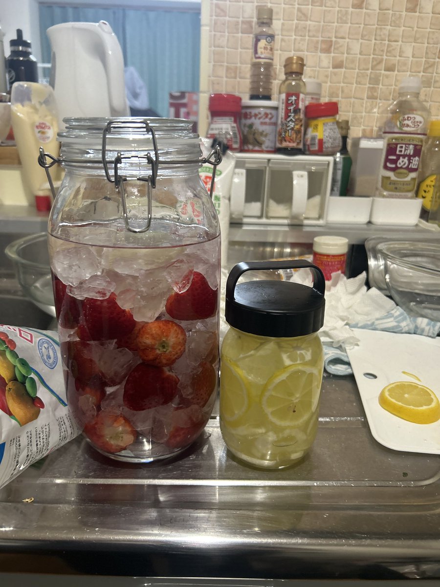 I_Like_mattya's tweet photo. 念願の果実酒

キッチンが汚いのは見なかったことに… https://t.co/FEAevhPstw