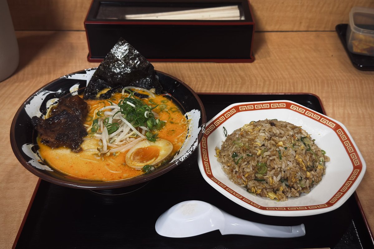 always_rain3's tweet photo. 俺が香川で一番好きなラーメン屋。
ここのラーメンは豚骨ベースの麦味噌スープなのだが、唐辛子も入っており少し辛いのが特徴的。
そしてこれ、このとろっとろチャーシューがガチで美味いんですよ。

俺辛いのは苦手だがここのラーメンはまじ大好き、箸が止まらない。
高松に来たらぜひ食べて欲しい。 https://t.co/JSRZTk3iIu