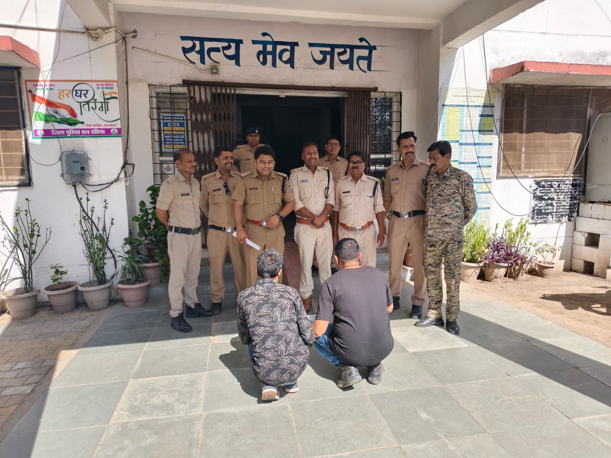 🚔 थाना कोतवाली पुलिस ने अपहरण मामले में कुछ घंटों में 2 आरोपियों को गिरफ्तार किया।

👉 आरोपियों ने फरियादी के साथ मारपीट-तोड़फोड़ कर बोलेरो में जबरन बैठाकर कट्टा दिखाया था।

✅ आरोपियों से देशी कट्टा, कारतूस व बोलेरो कार जप्त की। 

#MPPolice
#DatiaPolice
#spdatia 
#दतिया