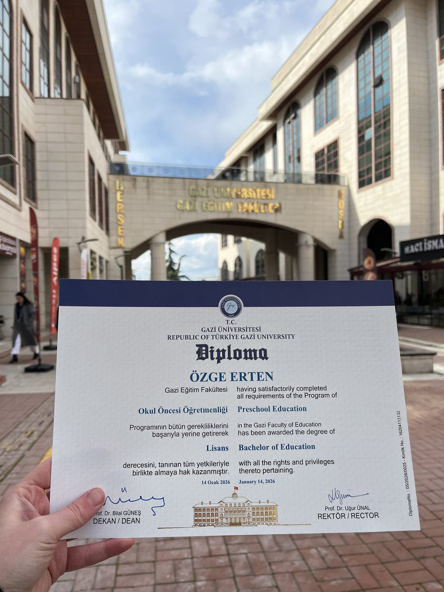 ben bugün 5.5 senenin sonunda memuriyetle aynı anda yürüttüğüm fakülteden mezun oldum. (bolca emek ve gözyaşı içerir)