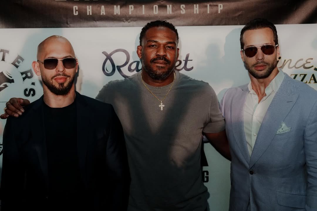 TristanTateUni's tweet photo. 🇺🇸The Tate Brothers meet the UFC GOAT Jon Jones for the first time❤️. 

#JonJones #DirtyBoxing #MMA #Miami https://t.co/h64fN61fu2