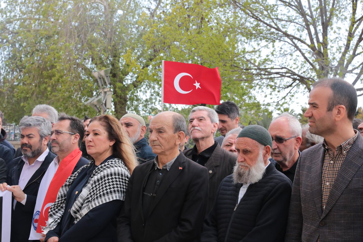 veyissahin's tweet photo. Adana Sabancı merkez camii'nde Filistine destek Platformu olarak basın açıklamamızı gerçekleştirdik #FilistinliEsirlerİdamEdiliyor  @ZEYNELONAL  @osmannnurika https://t.co/8E88o11wnU