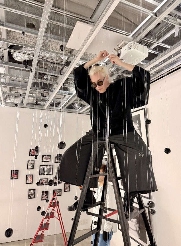 rcampbelltokyo's tweet photo. ウクライナの激戦地ザポリージャからアートレジデンスに参加するため東京へ直行し制作を続けてきた現代アーティストでわたくしの友人でもあるヴェラ・ブランシュさんが日本で初の個展を11日(土曜日)から下北沢で開きます

写真、セラミックス、ドローイングと映像で構成する展覧会「重力（Gravity）」は、「世界を『引き合う場』として再考する試みです。本展における重力とは、物理的な現象にとどまらず、形態や状態、身体、さらには歴史的プロセスのあいだに働く関係性の力を指します。それは、現代世界をかたちづくるグローバルな変化を読み解くためのメタファーとして立ち現れます」(砂箱HPから)

アーティストは期間中在廊する予定です。ぜひお立ち寄りください

よろしかったらシェアも！📣

京王線下北沢駅から徒歩3分のギャラリー #砂箱

https://t.co/aU0beGKbHW