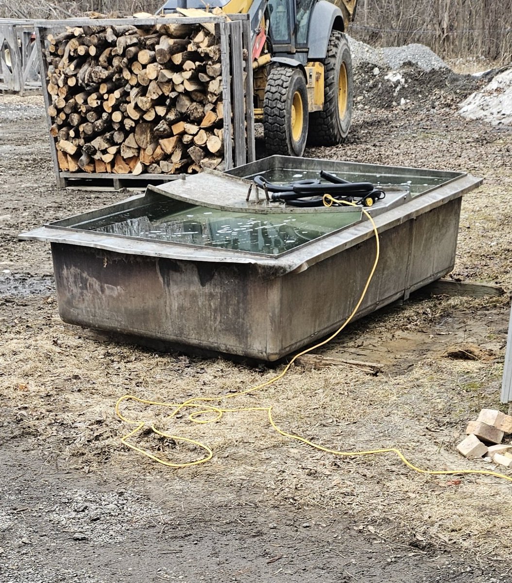 EthierDominic's tweet photo. Quand on se rend à ce point c'est que la coulée a été de loin hors normes 😬

Félicitations à l'équipe qui a amassé plus de 4 500 gallons d'eau à la main 💪 https://t.co/dqHyY4AWzl