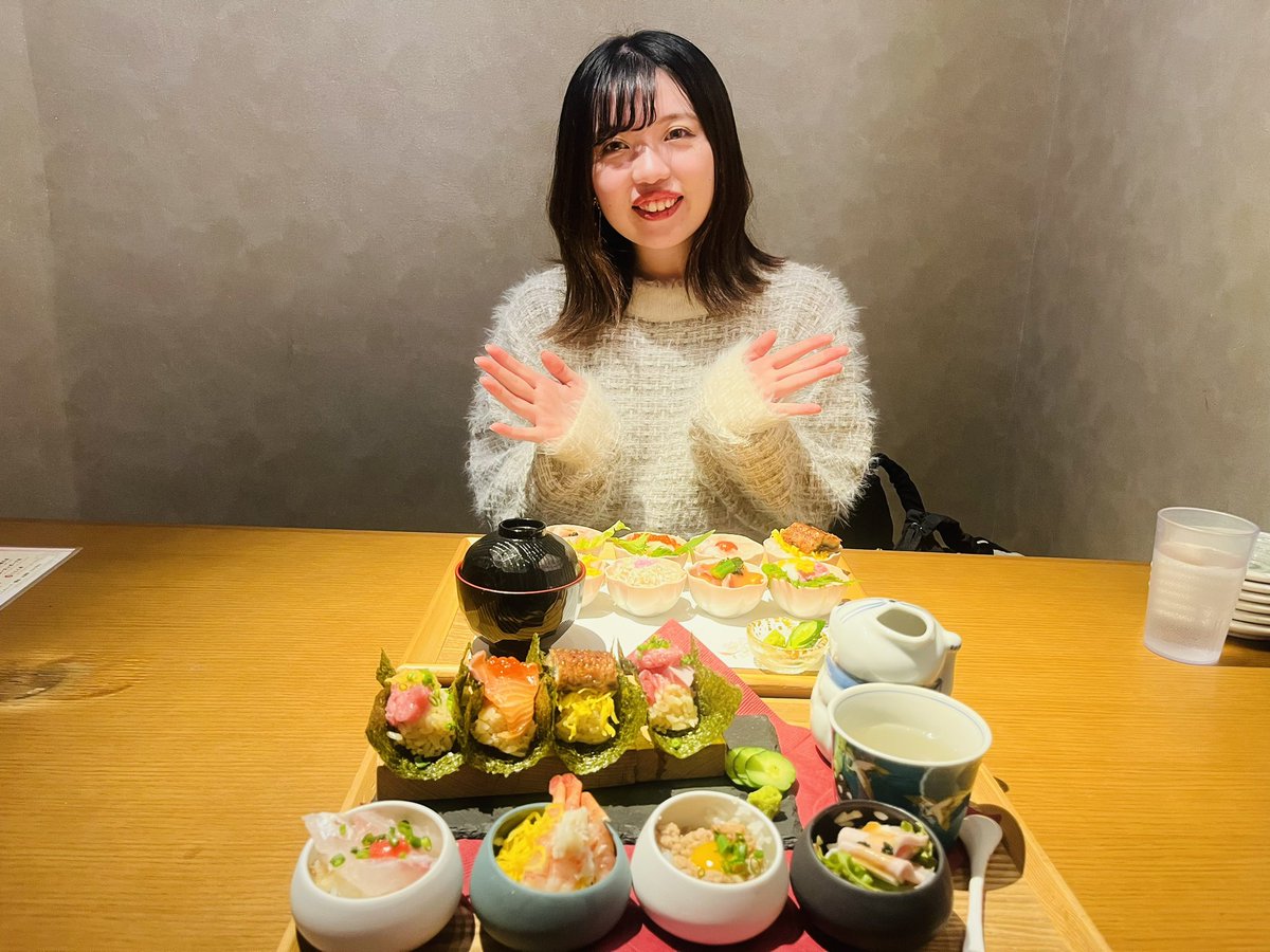 misacame00's tweet photo. お寿司奢っていただきました♪
小鉢のお寿司美味しかったな🍣 https://t.co/IOC4lRU2IY