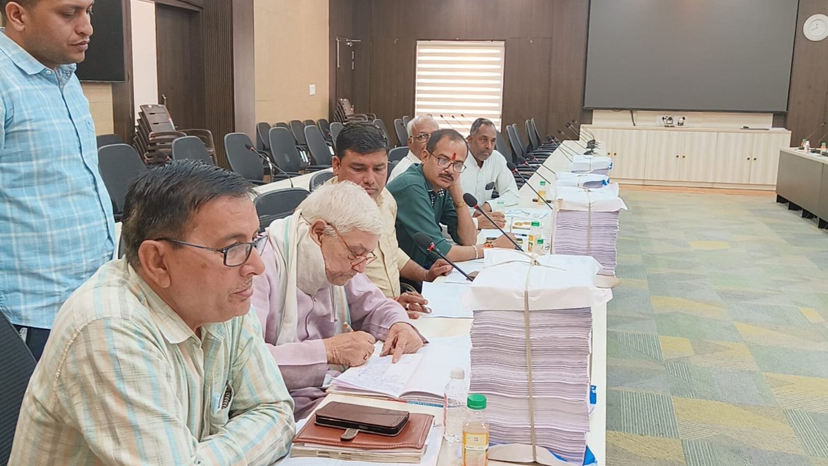 Deo_Kanpurnagar's tweet photo. समस्त मान्यता प्राप्त राजनैतिक दलों के प्रतिनिधियों को अंतिम मतदाता सूची की हार्ड कॉपी एवं सॉफ्ट कॉपी औपचारिक रूप से उपलब्ध कराई गई।
यह कदम मतदाता सूची को और अधिक स्वच्छ, त्रुटिरहित एवं पारदर्शी बनाने की दिशा में उठाया गया है। विशेष प्रगाढ़ पुनरीक्षण अभियान के सफल समापन पर सभी संबंधित अधिकारियों, कर्मचारियों एवं राजनीतिक दलों के सहयोग का आभार।
पारदर्शी प्रक्रिया, मजबूत लोकतंत्र की नींव है।
सभी राजनीतिक दल अब अंतिम मतदाता सूची का अध्ययन कर सकेंगे और लोकतांत्रिक प्रक्रिया को और सशक्त बना सकेंगे। @ECISVEEP @ceoup