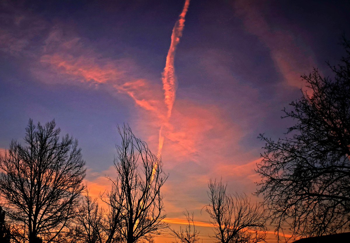 BobZellarPhoto's tweet image. Jet trails at #Sunrise in Billings MT