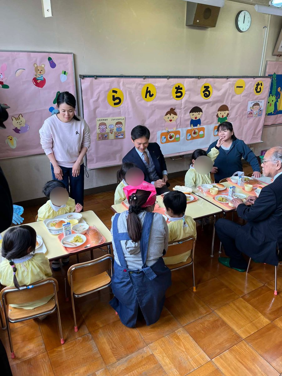 井戸堂幼稚園で給食を開始。来年度からは、全幼稚園に拡げる方針です。井戸堂は幼稚園と小学校が隣接しており、小学校内に園児用の「ランチルーム」を設置しました。３歳児と小学生では食べる量も違い、食材を細かくする等の工夫が要ります。井戸堂をモデルに知見を積み、他園でも準備を進めます。