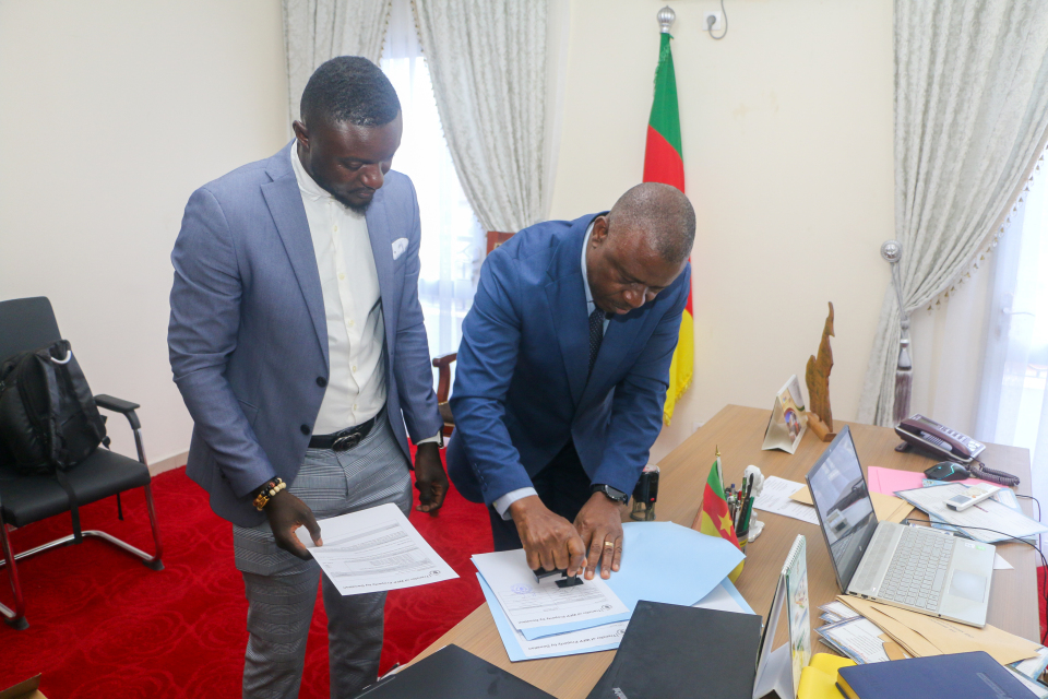 WFP_Cameroon's tweet photo. #Cameroon 🇨🇲

Better climate data = better protection against hunger.

🇨🇲 Government & @WFP  are strengthening Observatoire National sur les Changements Climatiques (ONACC) with 6️⃣ laptops 💻 to:
✔️ speed up climate data analysis
✔️ improve forecasts
✔️ support early action

A key step to anticipate food crises.

🔗 Read more: https://t.co/uQVIDYyDPS

#foodsecurity