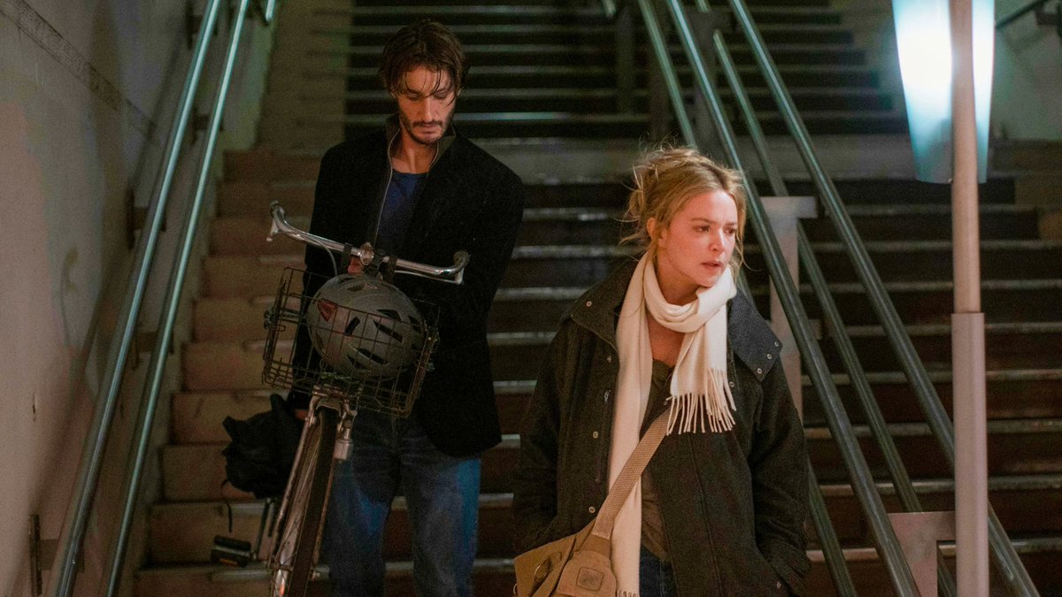 Primeiras imagens oficiais de 'Parallel Tales' de Asghar Farhadi! 

A trama segue uma relação perigosa e uma obsessão amorosa de um jovem e uma mulher mais velha. 

A estreia está prevista para o Festival de Cannes em maio.