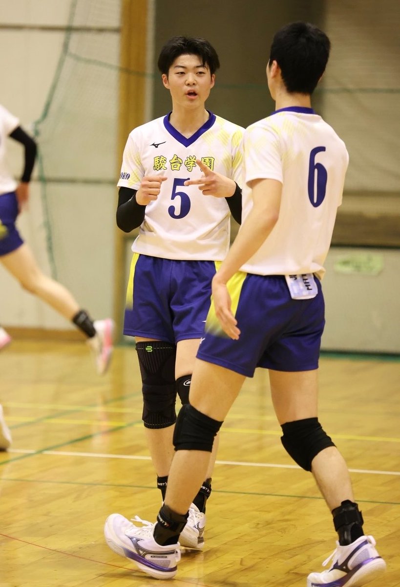 getsu_vb's tweet photo. ◤￣￣￣￣￣￣￣￣￣￣￣
#月刊バレーボール 5月号は
4月15日（水）��売‼️
＿＿＿＿＿＿＿＿＿＿＿◢

ご購入は全国書店、または以下より↓
https://t.co/vZrBlNfdh7

逸材ぞろいの高校男子
#妖怪世代

2年生注目のエースでは、
#竹内祐一郎（駿台学園）、
#税所蓮嘉（鎮西）、
#小葉松健（洛南）もピックアップ👀

ルーキーイヤーを経て、
今季に懸ける思いに迫りました🔥