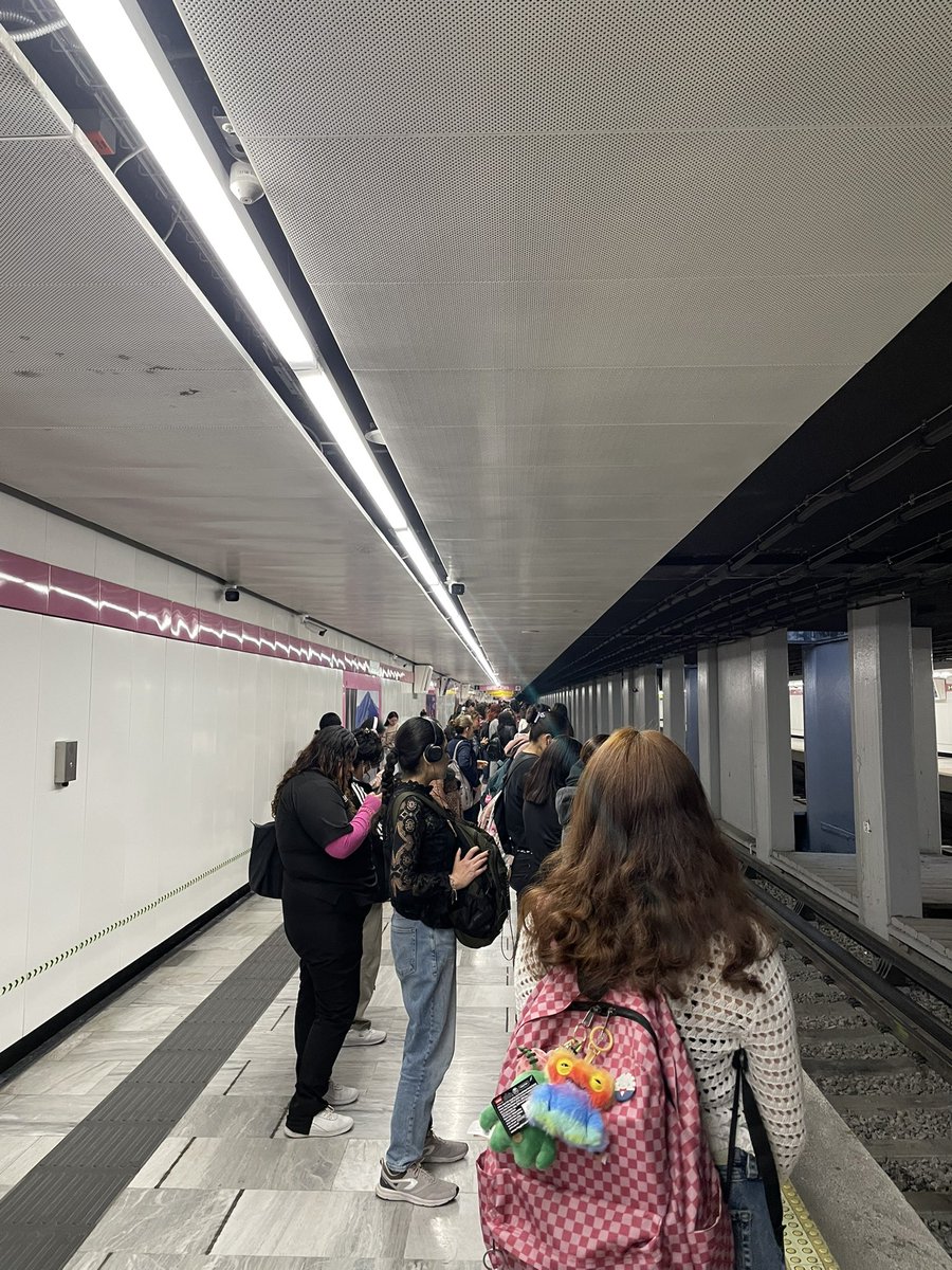 blangedisgraf's tweet photo. @MetroCDMX que pasa en #linea1 llevamos rato esperando en salto del agua dirección observatorio. https://t.co/EYKG0HMMUq