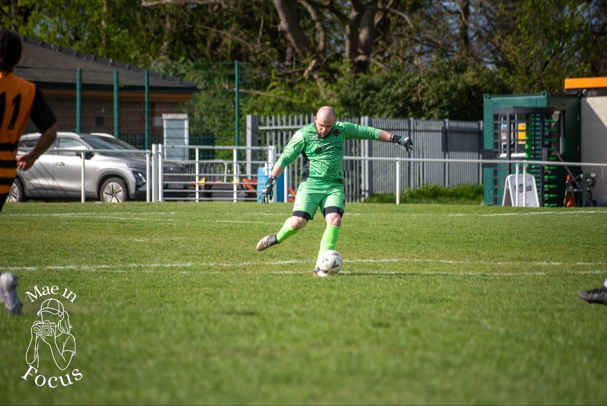 MaeFocusoffical's tweet photo. Last week saw @AJSportFC first team gain another 3 points to help their title race. The weather held out too which was a bonus ❤️🖤⚽️ #footballphotography @NottsFA @SandiacreStoves https://t.co/vvePgX2pxr