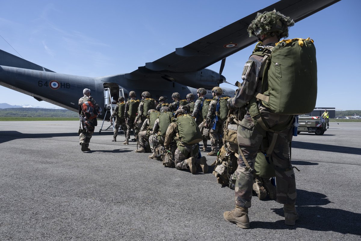 Armee_de_lair's tweet image. Deux #Casa de l’ET 1/62 “Vercors” dans le ciel de Tarbes, la semaine passée, pour l’exercice “Hermès”. Objectif : entraîner les équipages sur l’ensemble du spectre des missions tactiques du Casa, en conditions de haute intensité. 
@armeedeTerre
