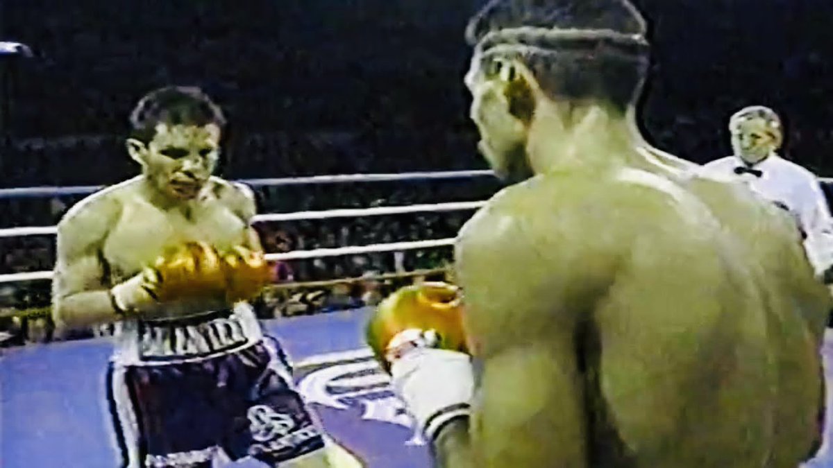 MatthewAguilar5's tweet image. 34 yrs ago April 10: @Jcchavez115 stops Angel Hernandez in 5, retains WBC 140lb title, El Toreo de Cuatro Caminos, Mexico City. In 7th WBC defense, Chavez is even with tall mandatory before cutting him down with body shots. Also, Akinobu Hiranaka KO1 Edwin Rosario, wins WBA 140lb