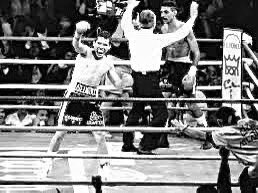 MatthewAguilar5's tweet image. 34 yrs ago April 10: @Jcchavez115 stops Angel Hernandez in 5, retains WBC 140lb title, El Toreo de Cuatro Caminos, Mexico City. In 7th WBC defense, Chavez is even with tall mandatory before cutting him down with body shots. Also, Akinobu Hiranaka KO1 Edwin Rosario, wins WBA 140lb