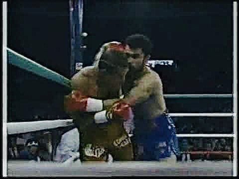 MatthewAguilar5's tweet image. 34 yrs ago April 10: @Jcchavez115 stops Angel Hernandez in 5, retains WBC 140lb title, El Toreo de Cuatro Caminos, Mexico City. In 7th WBC defense, Chavez is even with tall mandatory before cutting him down with body shots. Also, Akinobu Hiranaka KO1 Edwin Rosario, wins WBA 140lb