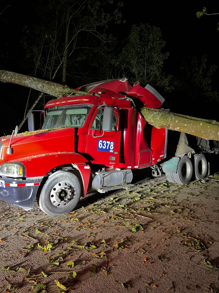 ConredGuatemala's tweet photo. #Zacapa Se reporta caída de árbol sobre transporte de carga pesada en el kilómetro 194+100, RD-ZAC-05, puente La Quebradona, La Unión, Zacapa-Gualán, Zacapa. A través de la #COMRED se coordinaron acciones en el área.

Fotografía: Sistema CONRED. https://t.co/jVRkAciRII