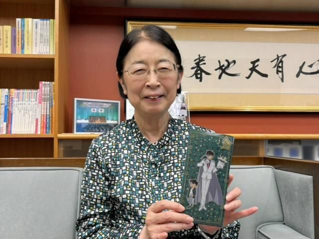 asahicom's tweet photo. 【インタビュー】「コナン君なら」想像して見つけた無罪の糸口　元官僚の村木厚子さん

　厚労省官僚だった16年前、無実の罪で逮捕され5カ月間の勾留を経験しました。

　その時に思いだしたのが、コナン君だったんです。

検察の取り調べを受けて、この人たちは真相究明はしてくれないんだと悟りました。

じゃあ、自分で無実を証明しなきゃいけない。どうしようと考えたときに、ふと、いつも冷静なコナン君ならどうするかなと思ったんです。

作中の「不可能な物を除外していって残った物が…たとえどんなに信じられなくても…それが真相なんだ！！」（28巻282話）というコナン君の推理のやり方をまねてみることにしました。

開示された報告書を読んで、確かな事実とそうでないものとを分けていきました。

検察の作り上げたストーリーはきれいなんだけれど、自分はやっていない以上、事実じゃないものがあるはず。無実を証明する証拠は必ずある――。

#名探偵コナン
#ハイウェイの堕天使
#隻眼の残像