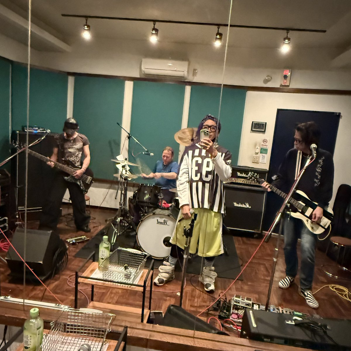 W.A.R.P.さんのリハでしたよ☆
新年度が始まって1発目の12日はお初のハコ町田CLASSIX。
スリ〜マンのトッパ〜なのでちょっぴり長めのセトリ♪
お待ちしてま〜☆