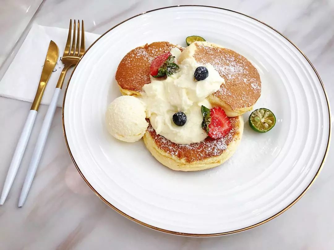 NoraZ42139283's tweet image. Valentine's Day Special: Red Velvet Heart Pancakes! Fluffy, rich, topped with cream cheese glaze u0026 fresh strawberries. Served 2/10–2/14, $12.99. Limited spots—grab yours for a sweet date!  #ValentinesDayTreat #BreakfastLove