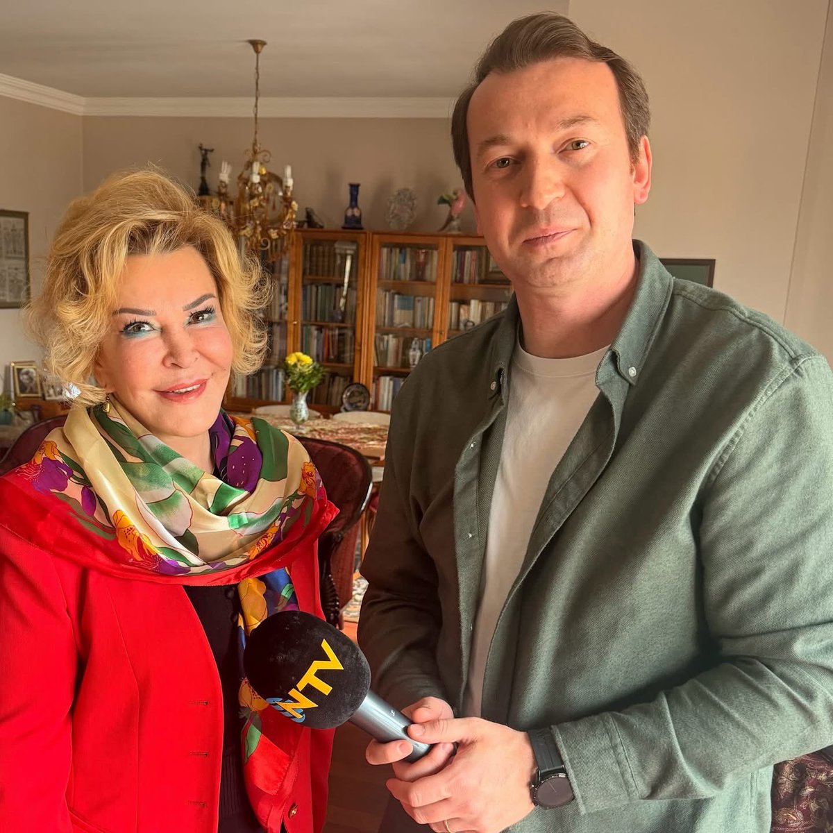 gulsinonay's tweet photo. NTV Muhabiri Sevgili Ahmet Örsoğlu ile 23 Nisan Bayramımız için özel bir çekim yapıyoruz.
Her yıl 23 Nisan yaklaştığında içimi tarifsiz bir çocuksu heyecan ve sevinç kaplıyor. Sanki zaman duruyor ve ben yeniden o küçük kız oluyorum.
Bu yıl, Türkiye Büyük Millet Meclisi’nin açılışının 106. yıl dönümünü ve dünyanın ilk ve tek çocuklara armağan edilmiş ulusal bayramını kutlamaya sadece iki hafta kaldı.
Programımızda “zamanın Harika Çocuğu” olarak çocukluğuma bir kez daha döneceğiz; o masum heyecanı, o tertemiz sevinci ve 23 Nisan’ın kalbimizde yarattığı o özel büyüyü yeniden yaşayacağız..🎵🌺🎶🌹❤️
.