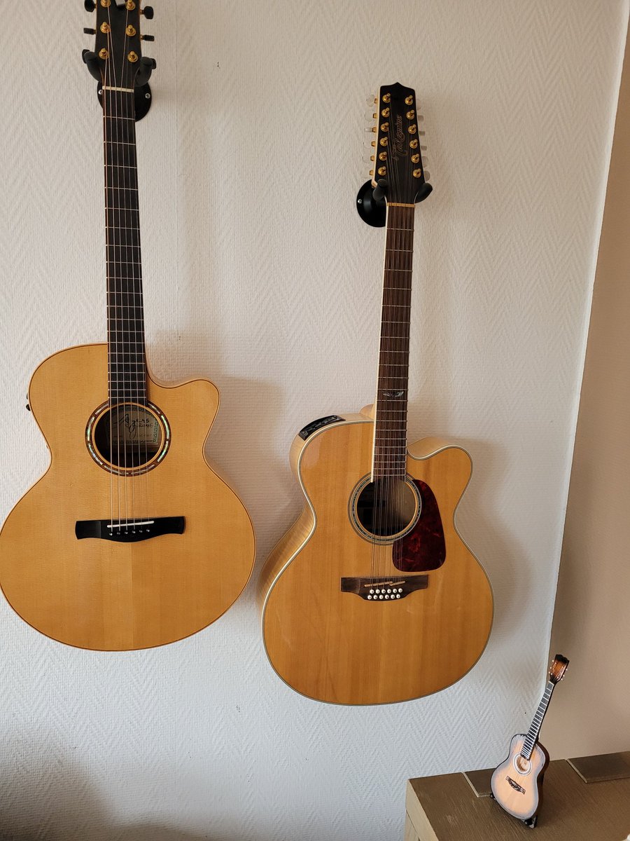 Een nieuwe gitaar, specifiek voor het onderdeel kleinkunst.