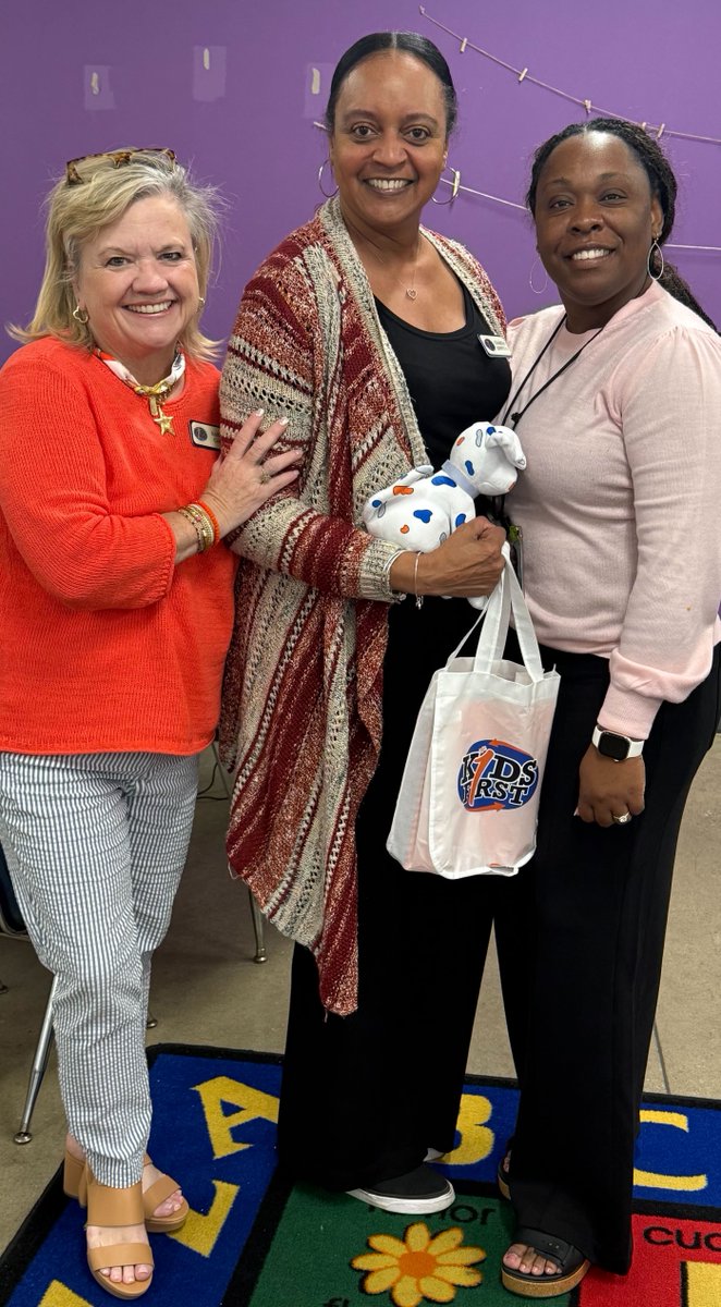 K1Education's tweet image. #KidsFirst Coach Charita Johnson got a special surprise—Winnie! 🐶💙

In Tuscaloosa City Schools, Charita partners with school leaders to support student success, bringing creativity and joy to every classroom.

Thank you, Charita, for putting #KidsFirstAlways! 🧡
