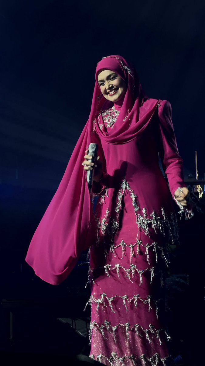 MuhdShafiqSani's tweet photo. QUEEN OF RAYA IS QUEENING!!! 👑 #BerayaDenganSaya @CTNurhaliza11 https://t.co/CagKqAIzI1