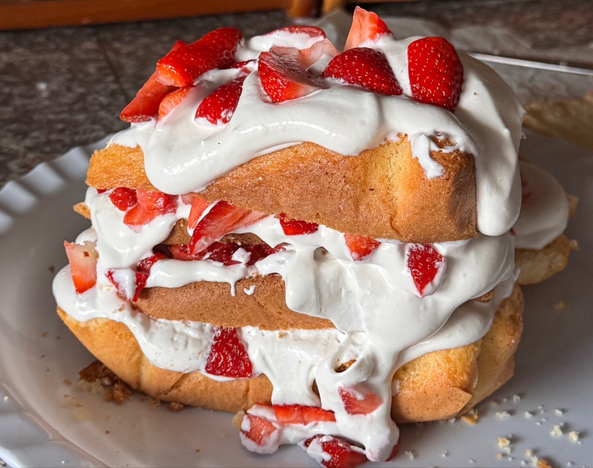 heavenbrat's tweet photo. made a strawberry vanilla cake https://t.co/leUNsRH5uB